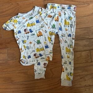 Boys Magnetic me 2 piece pajamas 3T 30-33 lbs construction pattern